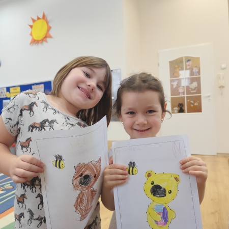 Fotografia kolorowa. Dzieci i ich misiowe prace plastyczne.