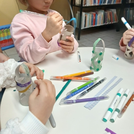 Fotografia kolorowa. Dzieci wykonują prace plastyczne. 