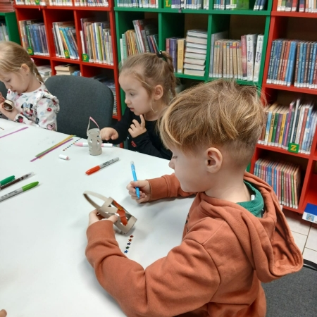 Fotografia kolorowa. Dzieci wykonują prace plastyczne. 