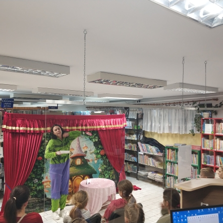 Przedstawienie profilaktyczne pt. "Niezwykła wyprawa" w Filii w Górkach Małych