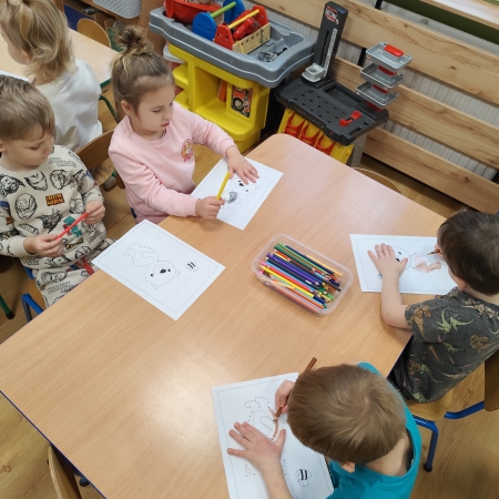 Fotografia kolorowa. Dzieci i ich misiowe prace plastyczne.