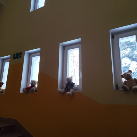Fotografia kolorowa. Misie w przedszkolu w Brennej. 