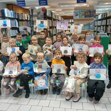Fotografia kolorowa. Dzieci  i ich prace plastyczne wykonane w bibliotece w Górkach Małych. 