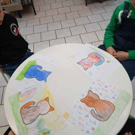 Fotografia kolorowa. Dzieci wykonują prace plastyczne.