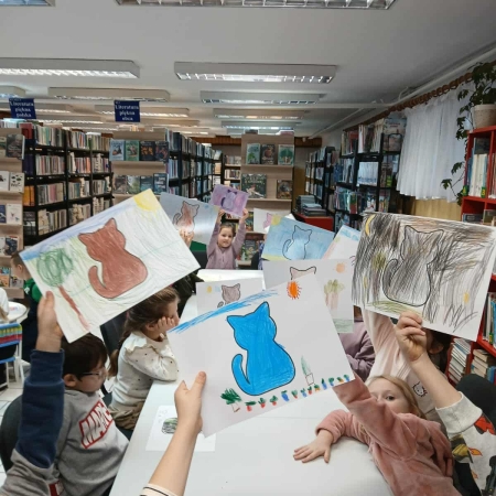 Fotografia kolorowa. Dzieci i ich prace plastyczne.