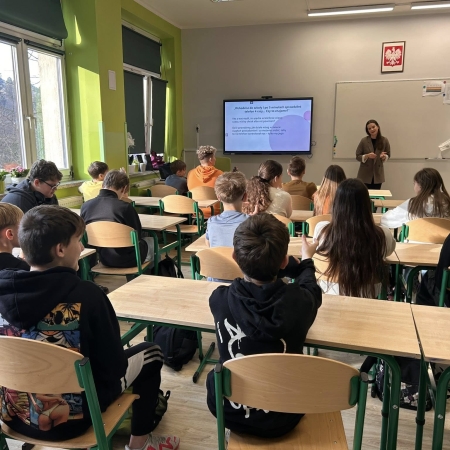 Prelekcja Patrycji Szczechli o przebodźcowaniu. Źródło: Szkoła Podstawowa nr 2 im. S. Żeromskiego w Brennej