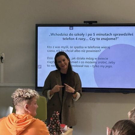 Prelekcja Patrycji Szczechli o przebodźcowaniu. Źródło: Szkoła Podstawowa nr 2 im. S. Żeromskiego w Brennej