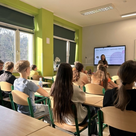 Prelekcja Patrycji Szczechli o przebodźcowaniu. Źródło: Szkoła Podstawowa nr 2 im. S. Żeromskiego w Brennej