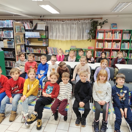 Fotografia kolorowa. Grupa dzieci we wnętrzu filii w Górkach Małych.