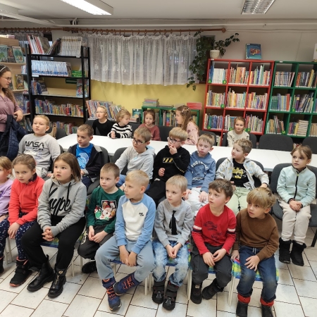 Fotografia kolorowa. Grupa dzieci we wnętrzu filii w Górkach Małych.