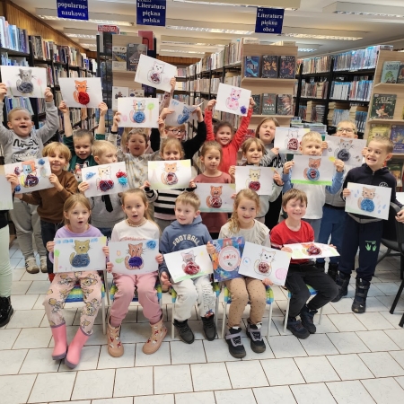 Fotografia kolorowa. Grupa dzieci we wnętrzu filii w Górkach Małych.