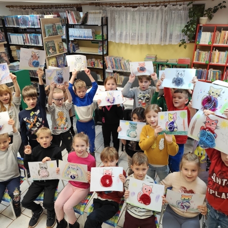 Fotografia kolorowa. Grupa dzieci we wnętrzu filii w Górkach Małych.