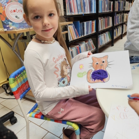 Fotografia kolorowa. Uczennica i jej praca plastyczna.