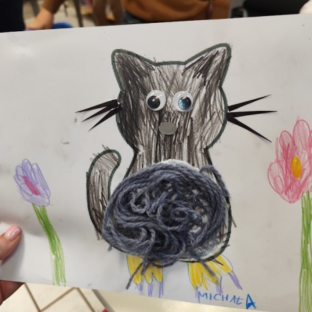 Fotografia kolorowa. Prace plastyczna dziecka wykonana we wnętrzu filii w Górkach Małych.