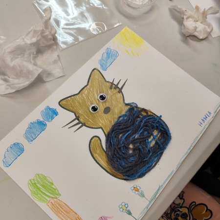 Fotografia kolorowa. Prace plastyczna dziecka wykonana we wnętrzu filii w Górkach Małych.