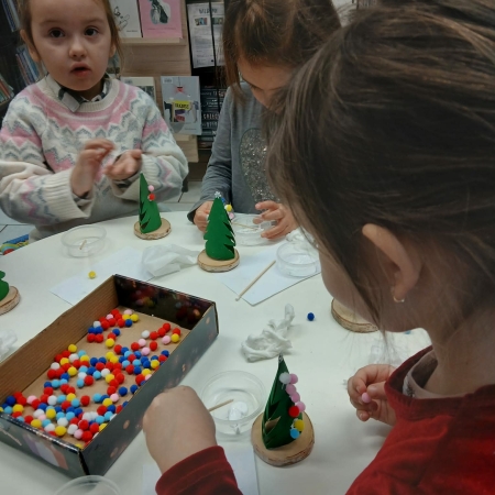 Fotografia kolorowa. Dzieci wykonują prace plastyczne.