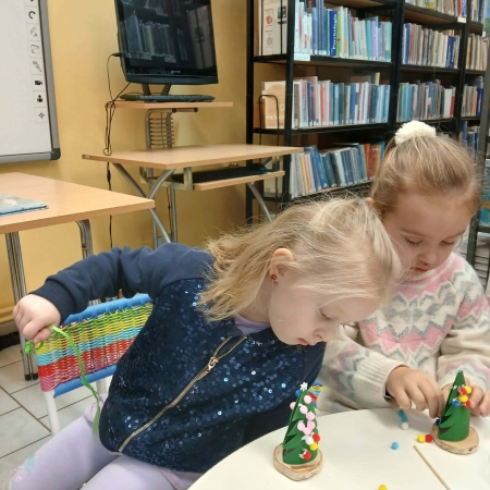 Fotografia kolorowa. Dzieci wykonują prace plastyczne.