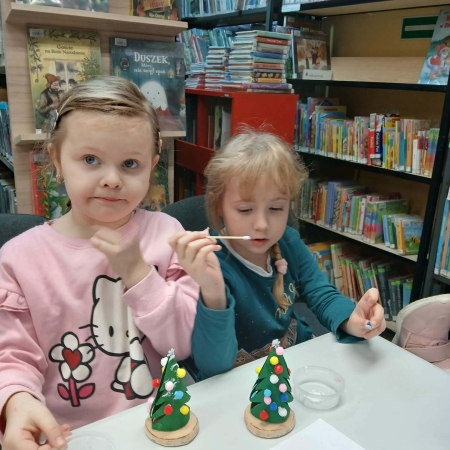 Fotografia kolorowa. Dzieci wykonują prace plastyczne.