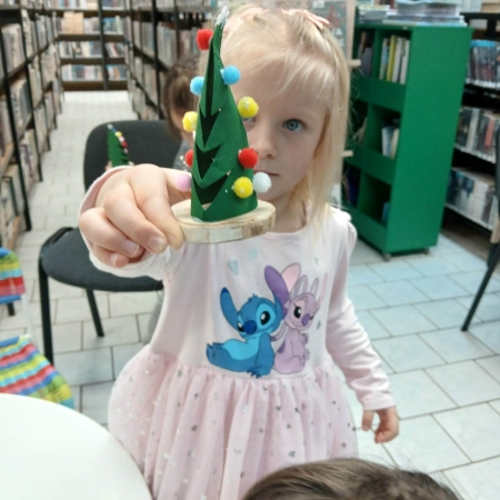 Fotografia kolorowa. Dzieci wykonują prace plastyczne.