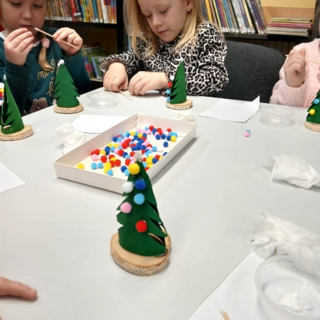 Fotografia kolorowa. Dzieci wykonują prace plastyczne.