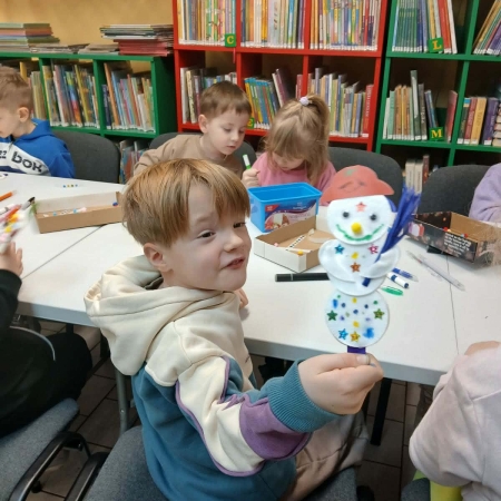 Fotografia kolorowa. Dzieci i ich prace plastyczne.