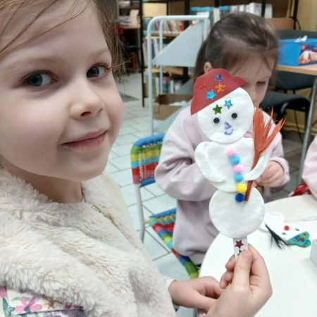 Fotografia kolorowa. Dzieci i ich prace plastyczne.