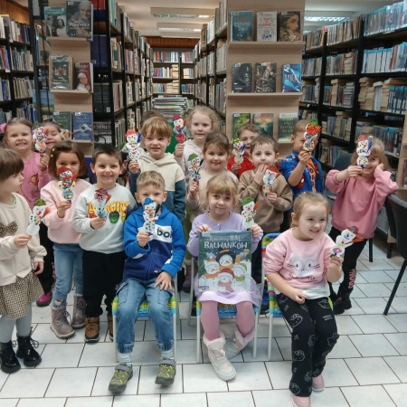 Fotografia kolorowa. Dzieci i ich prace plastyczne.