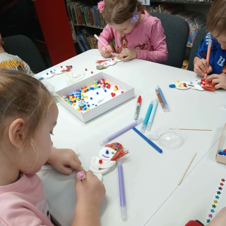 Fotografia kolorowa. Dzieci i ich prace plastyczne.