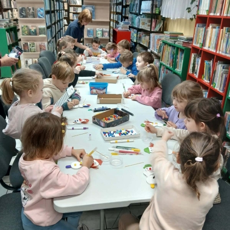 Fotografia kolorowa. Dzieci i ich prace plastyczne.