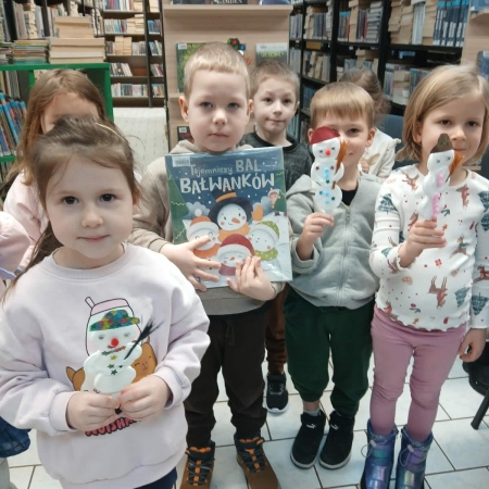 Fotografia kolorowa. Dzieci i ich prace plastyczne.