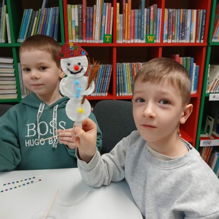 Fotografia kolorowa. Dzieci i ich prace plastyczne.