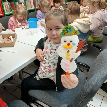 Fotografia kolorowa. Dzieci i ich prace plastyczne.