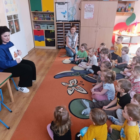 Fotografia kolorowa. Przedszkolaki na zajęciach z okazji Dnia Kota.