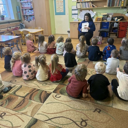 Fotografia kolorowa. Przedszkolaki na zajęciach z okazji Dnia Kota.