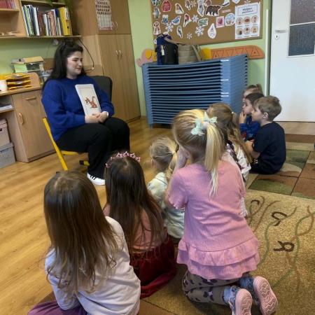 Fotografia kolorowa. Przedszkolaki na zajęciach z okazji Dnia Kota.