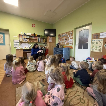 Fotografia kolorowa. Przedszkolaki na zajęciach z okazji Dnia Kota.