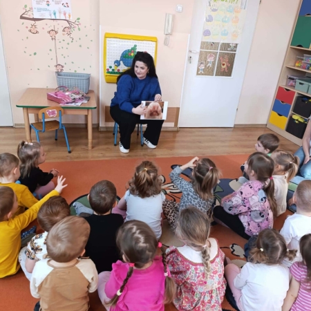 Fotografia kolorowa. Przedszkolaki na zajęciach z okazji Dnia Kota.