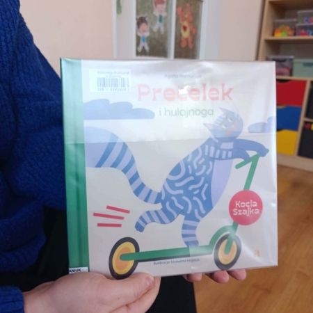 Fotografia kolorowa. Okładka książki "Precelek i hulajnoga". 