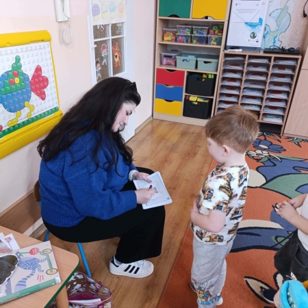 Fotografia kolorowa. Przedszkolaki na zajęciach z okazji Dnia Kota.