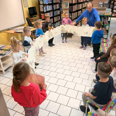 Fotografia kolorowa. Dzieci w bibliotece w Górkach Małych.