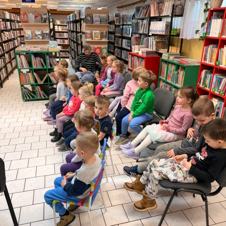Fotografia kolorowa. Dzieci przeglądają książki.