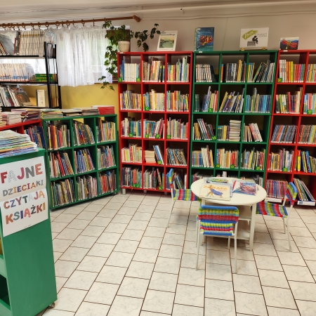 Wnętrze biblioteki w Górkach Małych.