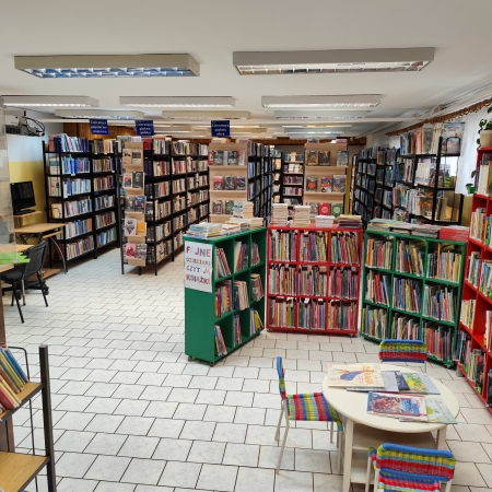 Wnętrze biblioteki w Górkach Małych.