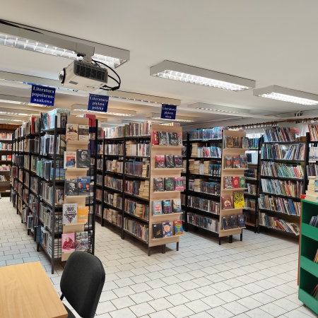 Wnętrze biblioteki w Górkach Małych.