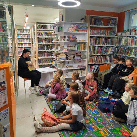 Fotografia kolorowa. Dzieci uczestniczą w lekcji bibliotecznej.