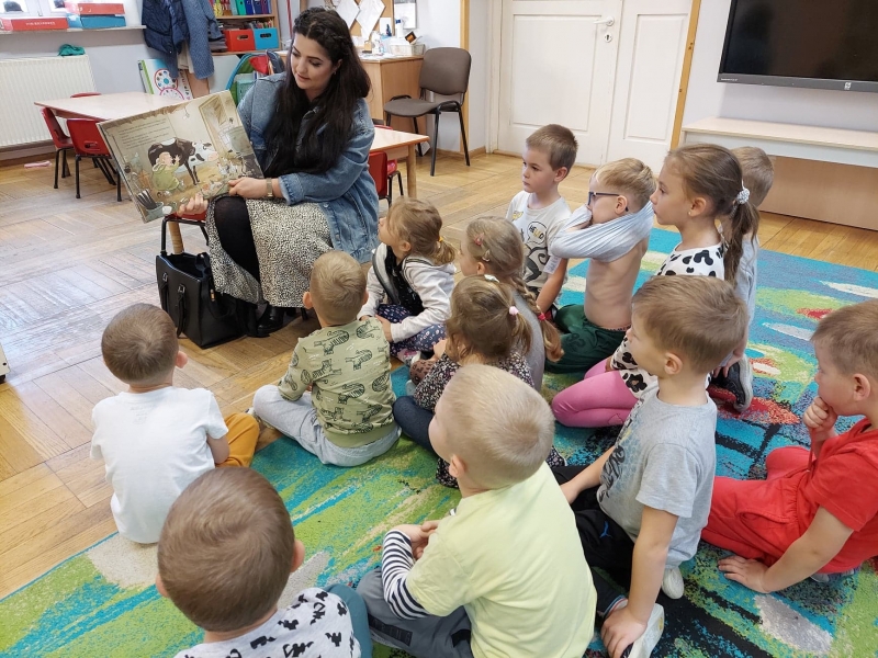 Krowy, jesień i uczniowie zerówki, czyli Czytanie na Dywanie 