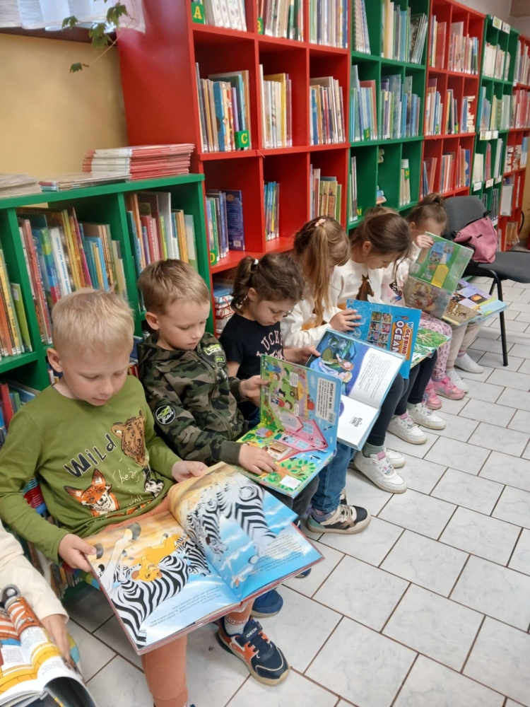 Przedszkolaki na lekcji bibliotecznej