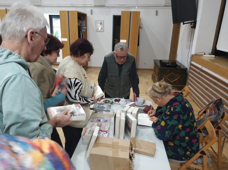 "I zamilkły fortepiany" - spotkanie autorskie z Władysławą Magierą